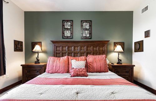 Pigeon Forge House | Cozy Retreat 2BR Condo with Jacuzzi & Indoor Pool