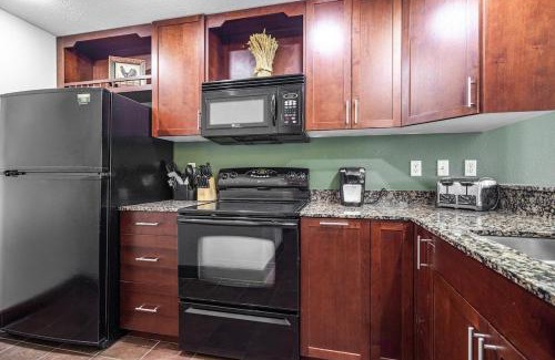 Pigeon Forge House | Cozy Retreat 2BR Condo with Jacuzzi & Indoor Pool