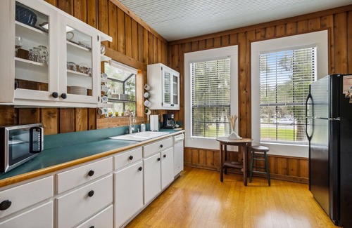 St. Marys House | Cozy Retreat in Downtown St. Marys