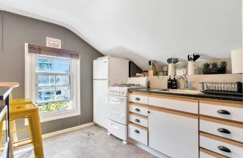 Berkley Apartment | Cozy Retreat in the Heart of Berkley
