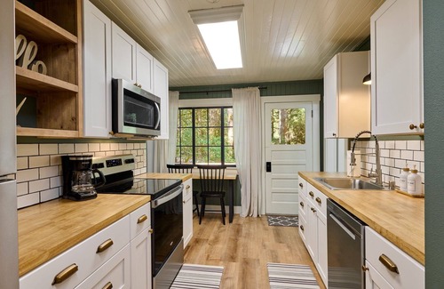 Rhododendron Cabin | Cozy retreat, newly renovated with loft, hot tub, creek access, pet friendly