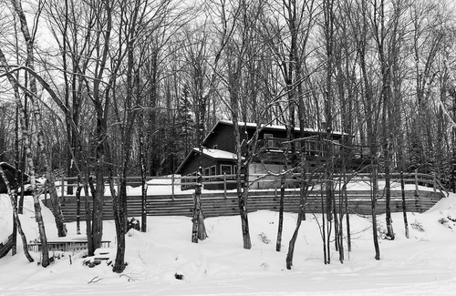 Eagle River Cottage | Cozy Retreat: Unwind in a cozy cabin on the shores of Kentuck Lake