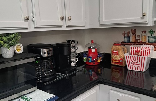 Tobyhanna House | Cozy Retreat w/Popcorn Machine/Firepit/BBQ/Deerfeeding/TVs In All Roomsn