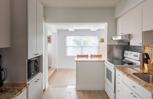 North Andrews Gardens House | Cozy Retreat with Heated Pool