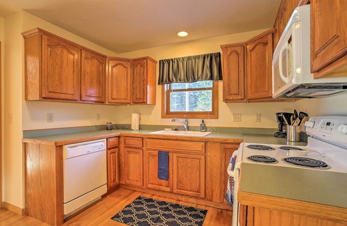 Houghton Lake House | Cozy Riverfront Home w/Fire Pit in Houghton Lake!