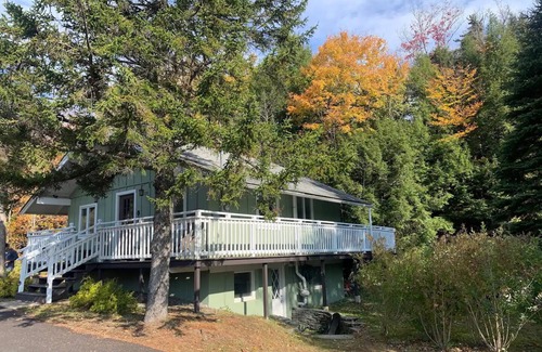 West Dover House | Cozy Riverfront Home, 1mi to Mt Snow, free shuttle
