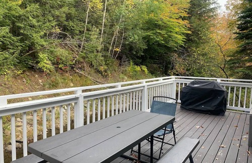 West Dover House | Cozy Riverfront Home, 1mi to Mt Snow, free shuttle