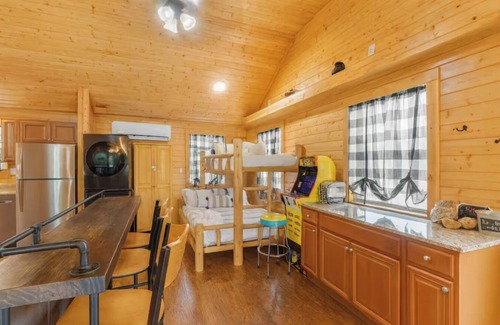 Walland Cabin | Cozy riverside cabin, hottub, fire-pit, fishing, tubing, relaxing