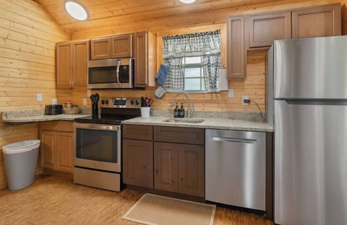 Walland Cabin | Cozy riverside cabin, hottub, fire-pit, fishing, tubing, relaxing