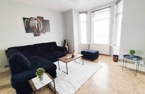 Offerton House | Cozy Room in Charming Home-Free Wi-Fi & Near Cafes