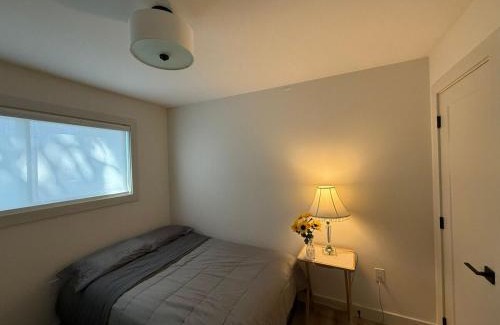 Strathcona House | Cozy Room Near Downtown Vancouver, Science World, Skytrain, Cafes, Fast Wifi, Free Parking