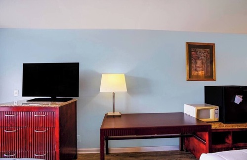 Kernersville Hotel | Cozy Room Perfect for Budget-Conscious Travelers in Kernersville
