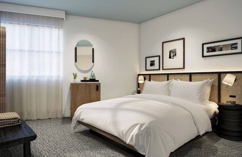 Waikiki Hotel | Cozy Room Steps Away from Waikiki Beach | Pool