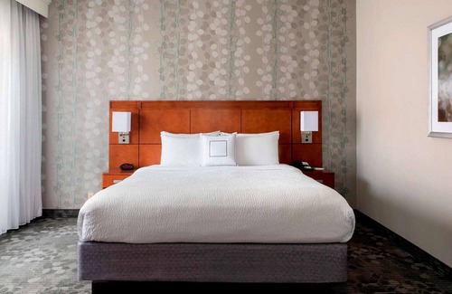Middletown Hotel | Cozy Room w/Hot Tub, Pool Access, and Free Parking Near Naval Station Newport
