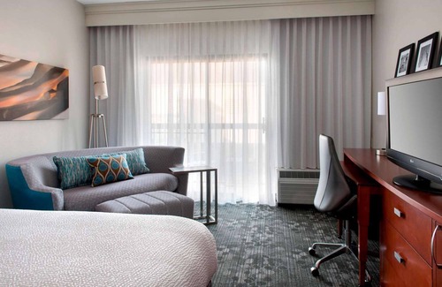 Middletown Hotel | Cozy Room w/Hot Tub, Pool Access, and Free Parking Near Naval Station Newport