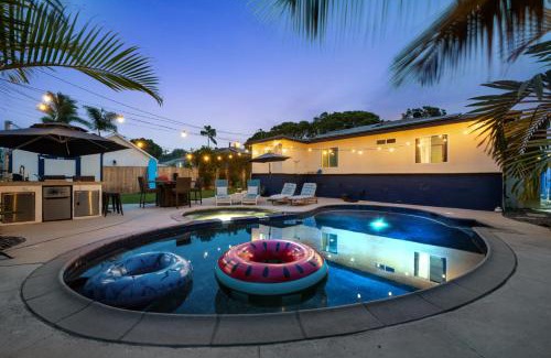 South Oceanside House | Cozy Room with Hot Tub, Pool, Sauna & Gym Near Beach