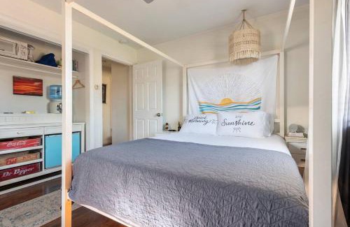 South Oceanside House | Cozy Room with Hot Tub, Pool, Sauna & Gym Near Beach