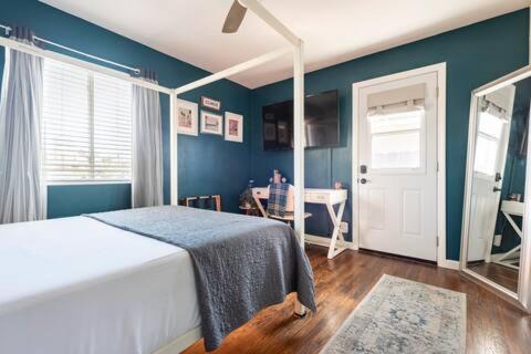 South Oceanside House | Cozy Room with Hot Tub, Pool, Sauna & Gym Near Beach