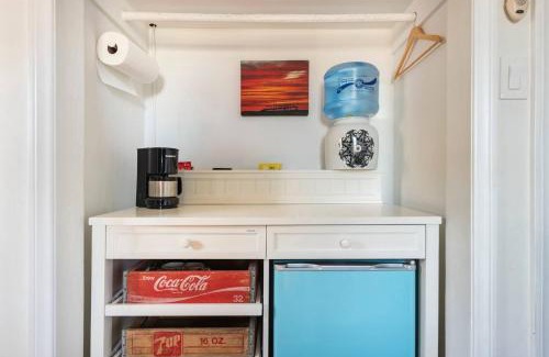 South Oceanside House | Cozy Room with Hot Tub, Pool, Sauna & Gym Near Beach