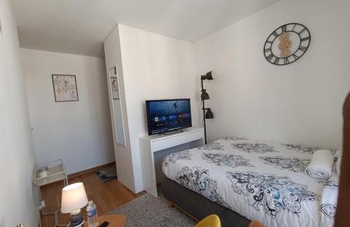 Faubourg de l'Arche Apartment | Cozy Room with Private Bathroom near Paris LaDefense Arena