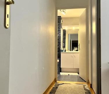Faubourg de l'Arche Apartment | Cozy Room with Private Bathroom near Paris LaDefense Arena