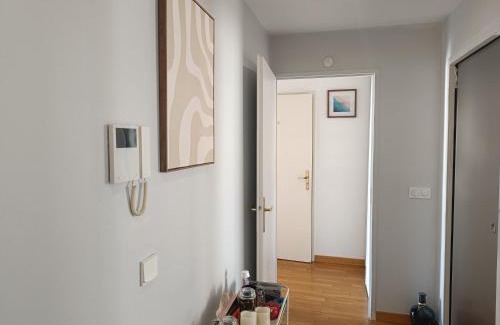Faubourg de l'Arche Apartment | Cozy Room with Private Bathroom near Paris LaDefense Arena