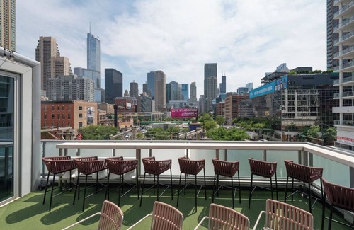 Near North Side House | Cozy Room with Rooftop Lounge & City Views in River North