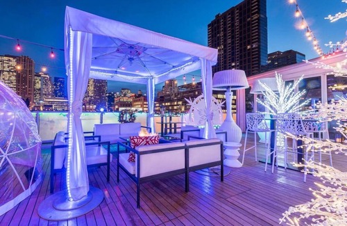 Near North Side House | Cozy Room with Rooftop Lounge & City Views in River North