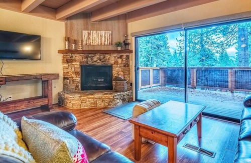 Incline Village Cabin | Cozy Rustic Townhome in Incline Village