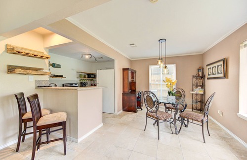 Northside Apartment | Cozy Rustic Townhome! 2bd/2bth ! W/D