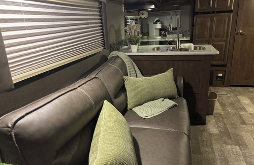 Round Top House | Cozy RV in Awesome Round Top with everything needed for a wonderful stay.
