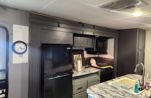 Moss Bluff House | Cozy RV in Tranquil Westlake with WiFi, AC