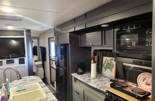 Moss Bluff House | Cozy RV in Tranquil Westlake with WiFi, AC