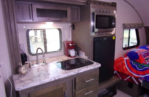 Geneva House | Cozy RV with AC, washer and dryer WiFi in Beautiful Geneva