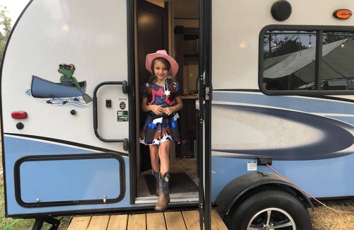 Geneva House | Cozy RV with AC, washer and dryer WiFi in Beautiful Geneva