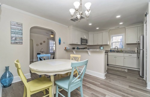 Norfolk Cottage | Cozy Safe Coastal Cottage 1.8 Mi from Hospitals Near Base + ODU