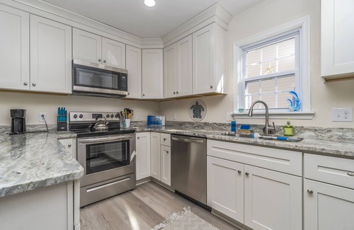 Norfolk Cottage | Cozy Safe Coastal Cottage 1.8 Mi from Hospitals Near Base + ODU