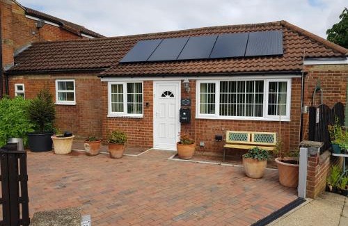 East Dereham Apartment | Cozy Scarning Apartment for Two