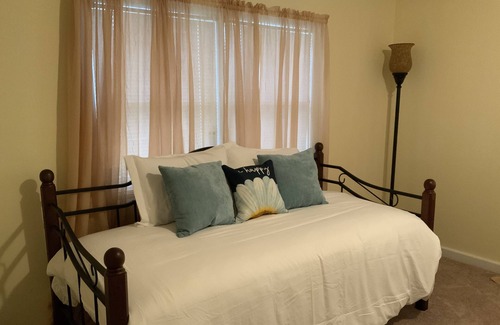 Elizabeth City House | Cozy/ Scenic 3-bedroom home away from home