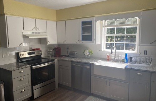Wilmington Cottage | Cozy Seahawks Coastal Cottage Close to Everything
