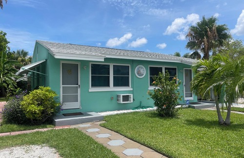 Redington Shores House | Cozy & Serene 2 room Redington Shores-St Pete’s Beach Bungalow with beach access