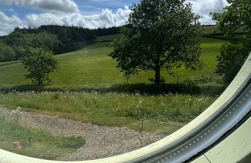 Chittlehampton Cabin | Cozy Shepherds hut With Hottub