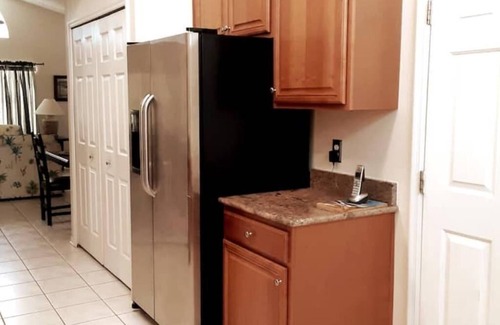 Kissimmee House | Cozy single-family home, close to theme parks, restaurants. Give Kids the World.