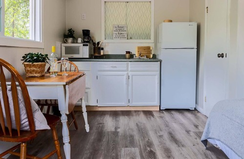 Christina Lake House | Cozy Single Room at Christina Lake- Kitchenette, Queen Bed, Close to Beaches!
