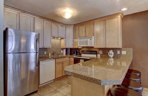 Copper Mountain Village Condo | Cozy ski in , heated pool, on golf course, mtn view, tubing, king bed, garage