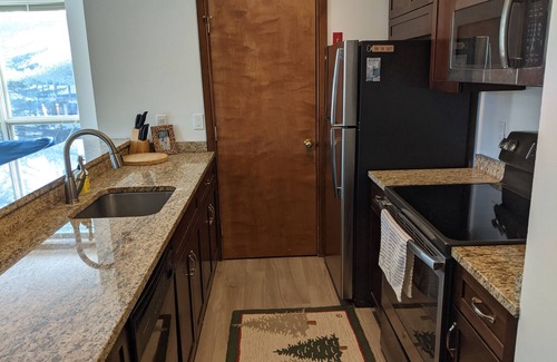 West Dover Condo | Cozy ski-in/ski-out condo on Mount Snow w/fireplace
