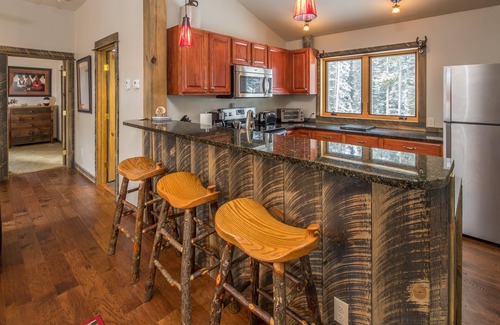 Big Sky Condo | Cozy ski-in/ski-out home w/fireplace & clawfoot tub - Little Plume Flat