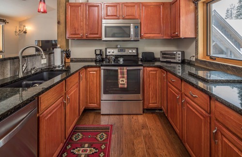 Big Sky Condo | Cozy ski-in/ski-out home w/fireplace & clawfoot tub - Little Plume Flat