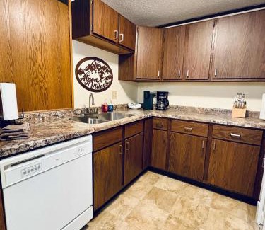 Bessemer Villa | Cozy Ski Lodge Condo I Alpen Villas at Powderhorn Mountain