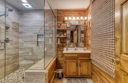 Townsend Cabin | Cozy Smoky Mountain Cabin, Hot Tub, Wood Fireplace, GREAT location to Cades Cove